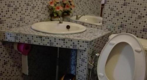 a bathroom with a sink and a toilet at Phu Resort in Ban Choko