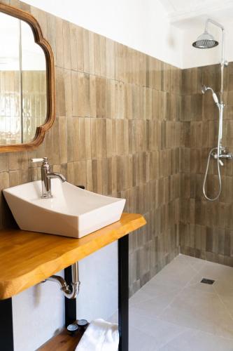 a bathroom with a sink and a shower at Casa Molivez Apartamento Fabregas in Alhama de Granada