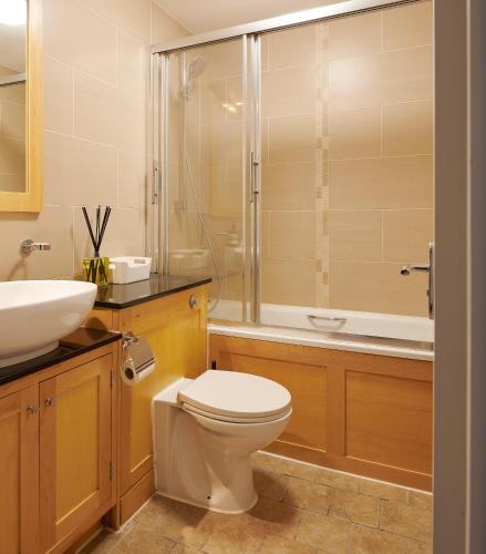 a bathroom with a toilet and a sink and a shower at Modern Apartment Charing Cross - Aircon in London