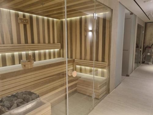 eine begehbare Dusche mit Glastür in der Unterkunft מילה דירות אירוח - Bnb70 in Eilat