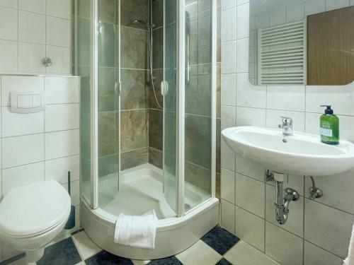 a bathroom with a shower and a toilet and a sink at Hotel Salina B&B - mit Parkplatz, Zentral und Digital in Bad Rothenfelde