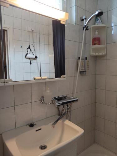 a bathroom with a sink and a mirror at Kaksio lähellä keskustaa in Iisalmi