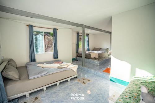 a room with two beds and a mirror at ป้าแมว โฮมสเตย์ in Ban Pok Nai