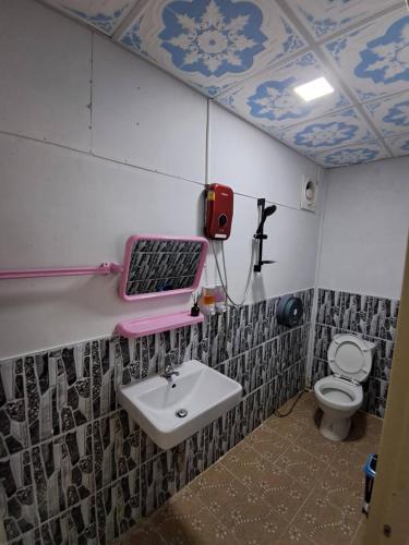 a bathroom with a sink and a toilet at ป้าแมว โฮมสเตย์ in Ban Pok Nai