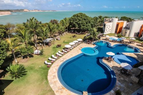 uma vista aérea de uma piscina de resort com praia em Sun Bay Pipa Hotéis em Pipa