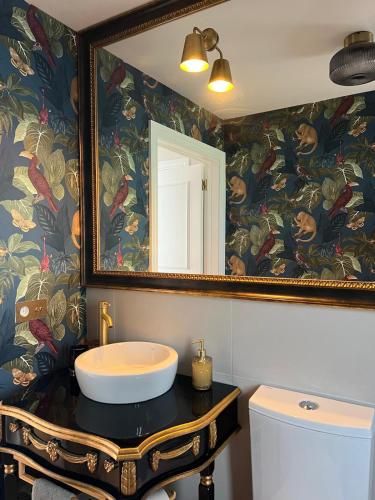 a bathroom with a sink and a mirror at Termo Cottage in Lagoa