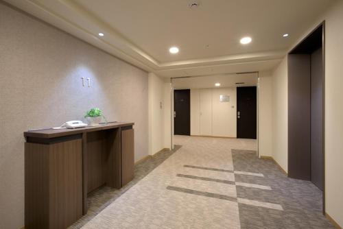 a hallway with a lobby with a reception desk and a hallway sidx sidx at Daiwa Roynet Hotel Hiroshima in Hiroshima