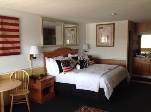 Postel nebo postele na pokoji v ubytování Hallmarc Inn & Suites of West Memphis