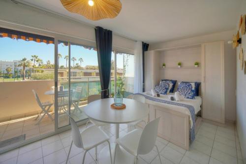 FRGK 'COPACABANA' Palm Beach Riviera Studio Terrace, Parking, AC High Speed Wi-Fi
