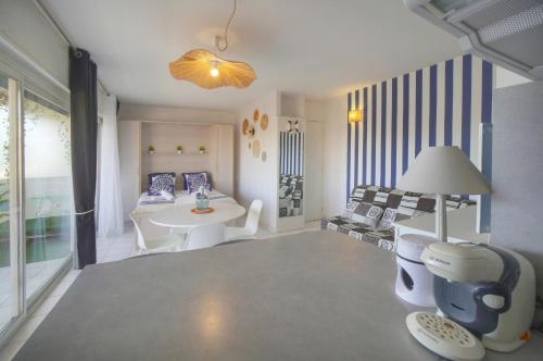 FRGK 'COPACABANA' Palm Beach Riviera Studio Terrace, Parking, AC High Speed Wi-Fi