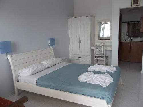 Katil atau katil-katil dalam bilik di Κalamitsi Rooms & Apartments