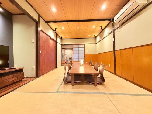 LEON RESORT HOTEL Max14 people 3min from Namba Station 7min Shinsaibashi 13 min Umeda Best location in Osaka Entire building for private use Tsurumibashi Hanazonocho USJ large family 最大14名 難波 心斎橋 鶴見橋 花園町 大阪観光