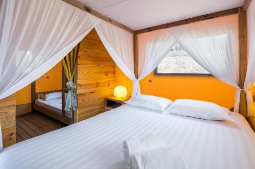 Ένα ή περισσότερα κρεβάτια σε δωμάτιο στο Casa Tuia Resort