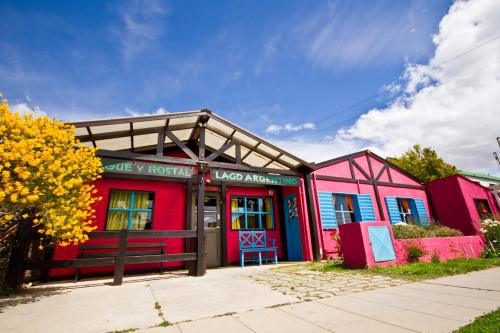 eine Reihe farbenfroher Gebäude auf einer Straße in der Unterkunft Lago Argentino Hostel in El Calafate