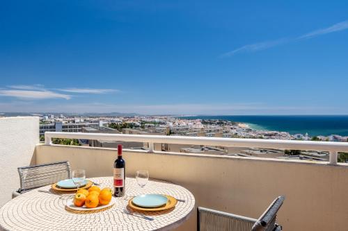 Top floor Inspiring view pool beach nearby