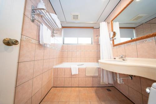 a bathroom with a sink and a tub at Foung Jia Hotel in Magong