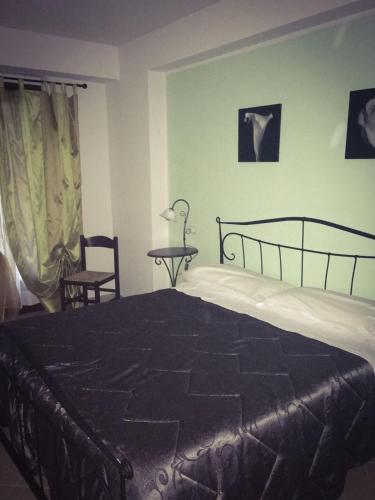 a bedroom with a bed and a table and a chair at Casa Vacanze Il Castello in Pescina