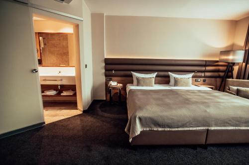 ein Hotelzimmer mit Bett und Waschbecken in der Unterkunft Hotel Ross in Schweinfurt