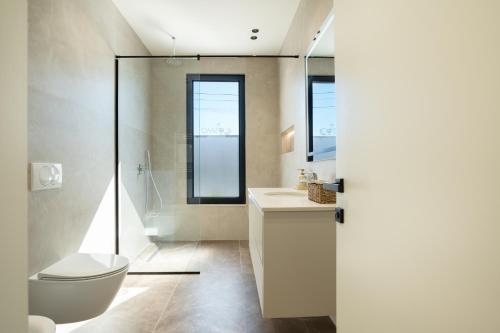 a bathroom with a toilet and a sink and a shower at Villa Cosmo Panorama in Rrashbull