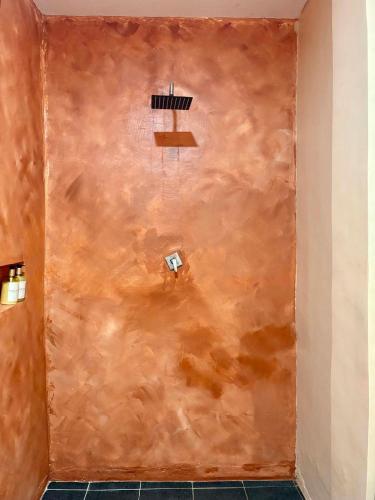 a wall in a room with a basketball hoop at Ayu Homestay - Room 3 in San Isidro