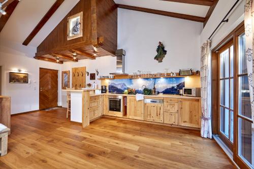 una gran cocina con armarios de madera y un gran acuario. en Ferienwohnung Alpspitzblick, en Garmisch-Partenkirchen