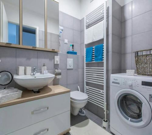 une salle de bain avec une machine à laver et un lave-linge dans l'établissement Apartment Ali, à Zagreb
