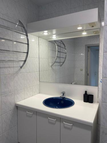 a bathroom with a sink and a mirror at The Waves in Ostend