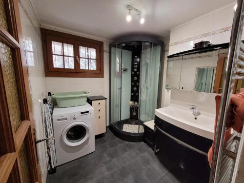 a bathroom with a washing machine and a sink at Le souffle des montagnes in Levens