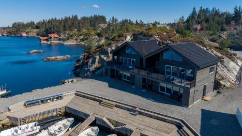 an aerial view of a house with a dock at Eksklusiv Rorbu - Havblikk 1 - Båtutleie in Bekkjarvik