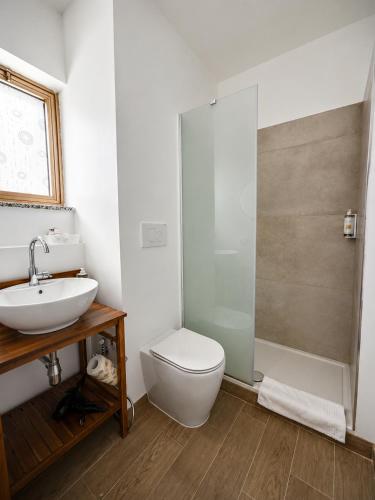 un bagno con WC, lavandino e doccia di Hotel Mistral ad Alghero