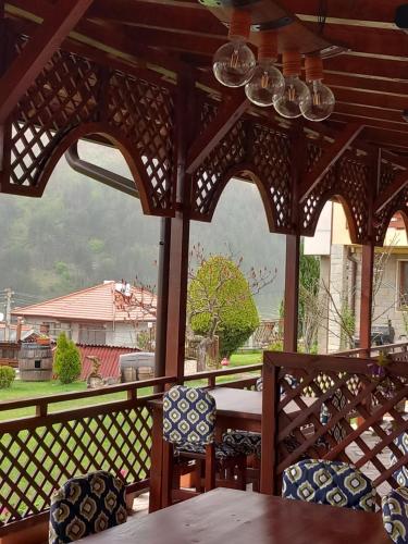 ein Blick von einer Veranda mit Tisch und Stühlen in der Unterkunft Kris Guest House in Dewin