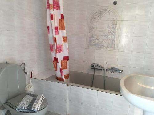 ゲオルギオポリスにあるSofia Apartments SEA VIEWのバスルーム(トイレ、洗面台付)