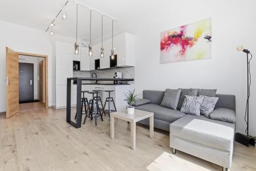 AG Premiere - Modern Studio with Balcony near Center