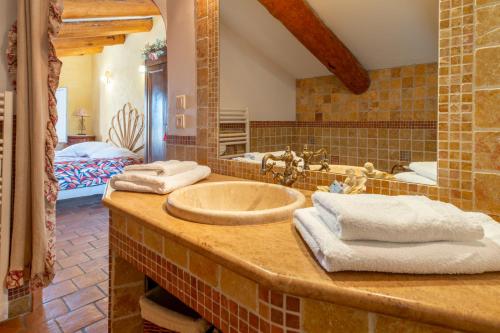 a bathroom with a sink and a large mirror at Chambres d'hôtes et studios de charme - A Mandria in Murato