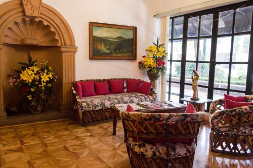 un soggiorno con un divano e un tavolo di Hotel Residencia Polanco a Città del Messico