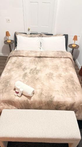 ein Schlafzimmer mit einem Bett, einem Tisch und zwei Lampen in der Unterkunft Charming space in Lynn