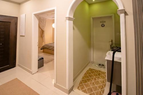a hallway with a green wall and a bedroom at HOMEY iNN in Medina