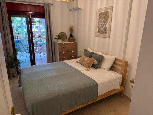 a bedroom with a bed and a dresser at El Bohemia Tenerife zuid strand rust en 3 zwembaden in Palm-Mar