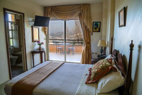 Llit o llits en una habitació de Theodos Hotel
