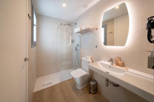 a bathroom with a toilet and a sink and a shower at Sun & Moon Barcelona Airport in El Prat de Llobregat