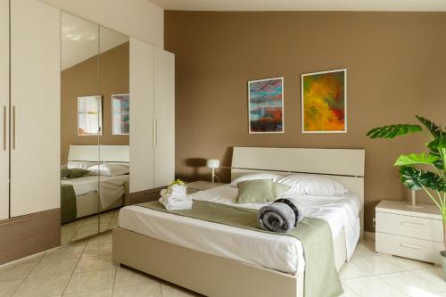 a bedroom with a large bed and a mirror at Casa Regina, nice position! in Alba