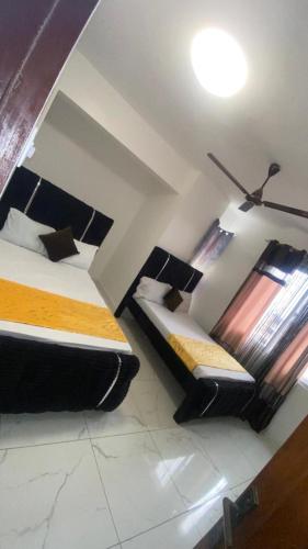 a small room with two beds and a lamp at Mombasa city view in Mombasa