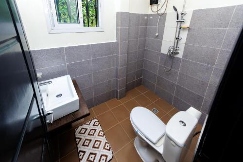 a bathroom with a toilet and a sink at Mne villa 3 chambres in Douala