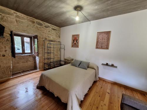 a bedroom with a bed in a room at Casa de mestre 2 in Freijo