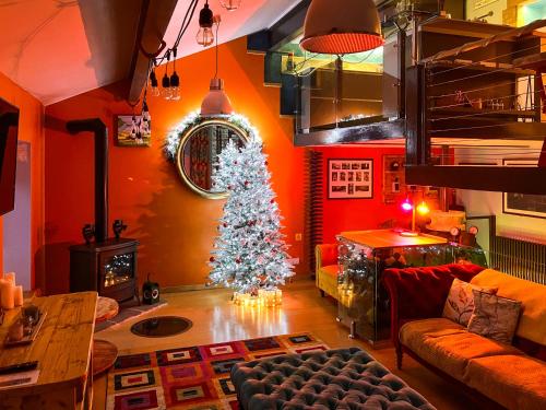 ein Wohnzimmer mit einem Weihnachtsbaum und einem Sofa in der Unterkunft The Engine Room in Malham