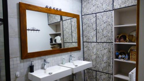 a bathroom with two sinks and a mirror at Le logis de Presle in Avallon