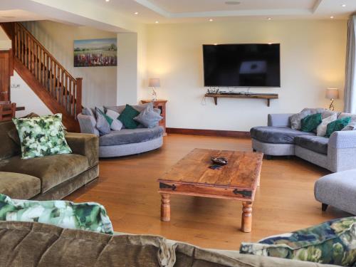 a living room with couches and a coffee table at Snowdon Summit View in Llanllyfni