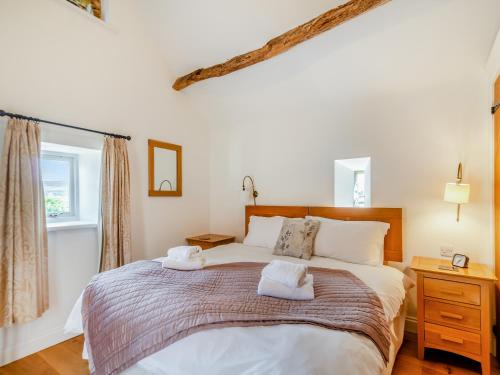 a bedroom with a bed with two towels on it at Coltus Lands in Castleton