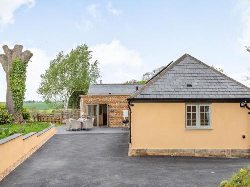 a detached house with a driveway and a garage at The Old Stables - Uk37000 in Ridlington