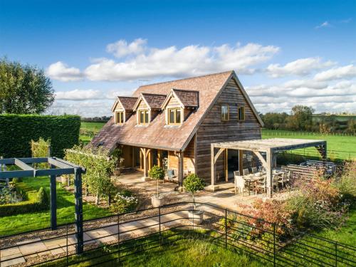 an image of a house with a garden at Hare's Furrow - Uk12607 in Burton Overy